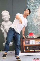 组图：林俊杰助阵陈奕迅新专辑 现场玩鸳鸯戏水