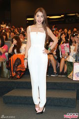 组图：炎亚纶李毓芬现身签书会 (炎亚纶遭讥整形关微博)