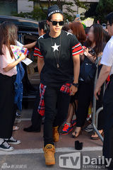 组图：4minute泫雅参加彩排 戴墨镜尽显女王风范