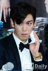 组图：BigBang TOP亮相试映会 西装领结十分帅气