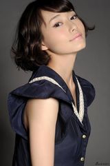 柴碧云夏日写真清新淡雅 露香肩可爱性感(组图)