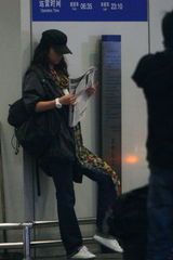 组图：汤唯返京现身机场 风衣仔裤有文青范儿