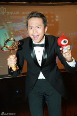 组图：辣妈孙俪获最佳女演员 老公邓超代其领奖