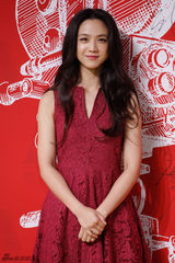 组图：大影节闭幕式 汤唯红裙知性王丽坤温婉