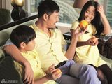 组图：邵兵携子女登杂志 硬汉父亲显柔情一面