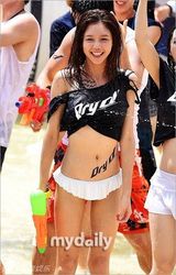 组图：GD水上乐园疯玩 水枪喷比基尼美女