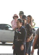 组图：吴尊抱女儿现身机场 教neinei飞吻道别