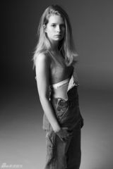 组图：凯特莫斯16岁妹妹露脐装代言个性十足