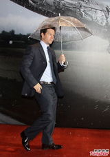 《变形金刚4》变雨神 李冰冰病中冒雨走红毯