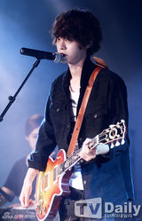 组图：郑俊英新专辑首秀 圆框眼镜卖萌搞笑