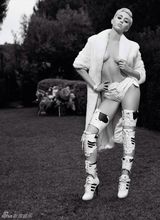 组图：麦莉-赛勒斯扮性感兔女郎大胆全裸 笑脸图遮胸