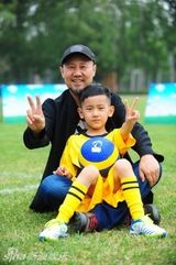 组图：腾格尔带儿子录足球梦 望其成为足球先生