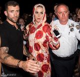 组图：水果姐凯蒂-佩里连体衣变人肉披萨 与粉丝俏皮合影