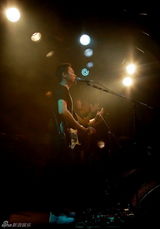 组图：梁博日本Livehouse演唱会展摇滚热血