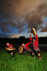 幻灯图：敖鲁古雅圣洁美景 碧水白雪驯鹿悠闲