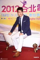 组图：陈庭妮低胸装大秀身材 与胡宇威贴身刷背