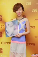 组图：陈慧娴泳儿潮装出席《劲歌金曲》录影