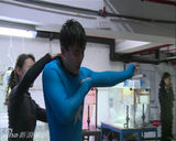 组图：贾乃亮为博女儿一笑 表演潜水险晕倒