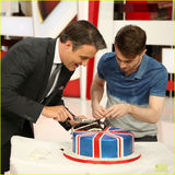 组图：哈利波特25岁了！雷德克里夫庆生变成熟