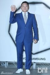 组图：崔智友被拍丑照 鼻孔朝天妆容惨白