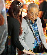 组图：76岁爷孙恋男主角换新欢 与嫩模亲密出街