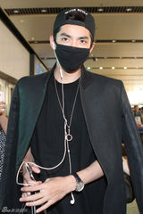 组图：吴亦凡解约后回国 戴口罩现身被粉丝拥堵