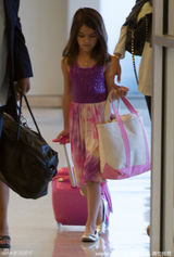 组图：前汤嫂大秀香肩 小苏瑞埋头疾走花裙飘飘