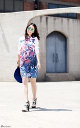 组图：孕妈黄小蕾潮搭更有味儿 印花裙蓝帽时尚