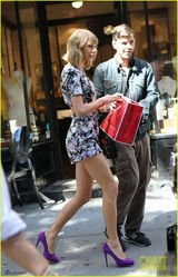 组图：泰勒-斯威夫特碎花超短裙露大腿根性感飘香