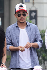 组图：冯小刚电影公社开街 众明星到场助阵