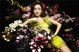 组图：李晟绚丽写真秀美腿 簇拥花海明艳动人
