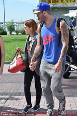 组图：《纸牌屋》玛拉与男友分手 牵肌肉男闺蜜