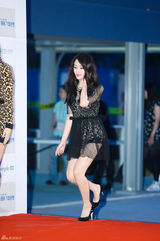 独家：韩女团同场争人气 抛胸露腿抢风头