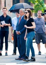 组图：御姐范儿！安妮-海瑟薇穿皮裙拍戏 戴墨镜冷酷