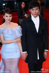 组图：秦昊向伊能静求婚 烟火下甜蜜接吻