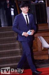 组图：韩星刘世允等出席《非高层会谈》发布会