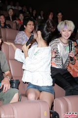 组图：薛凯琪宣传新片 与观众合影不慎走光