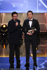 组图：辣妈孙俪获最佳女演员 老公邓超代其领奖