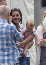 组图：威廉王子参加马球比赛 凯特带小王子助威