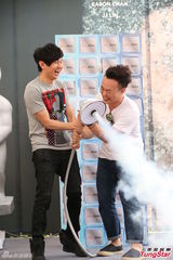 组图：林俊杰助阵陈奕迅新专辑 现场玩鸳鸯戏水