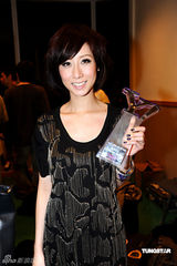 幻灯：众艺人获“网络搜寻人气大奖” 靓丽出席活动