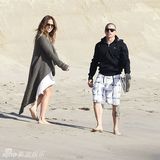 组图：洛佩兹与小男友共度情人节 海滩荡秋千