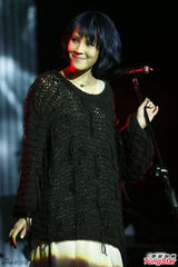 组图：杨乃文开唱紧张过头 新歌频忘词羞抱歉