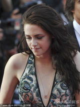 组图：暮光女戛纳走秀罩杯小难撑深V