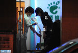 组图：朱丹周一围夜会逛街 甜蜜牵手似老夫老妻