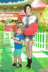 组图：佘诗曼掌勺大展厨艺 小男生献红心表爱意