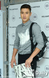 组图：Super Junior崔始源出席时尚活动 获粉丝闪光灯洗礼