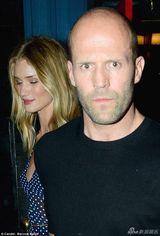 组图：杰森-斯坦森搂女友罗西深夜外出秀恩爱