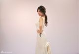 组图：金莎白色贴身长裙秀美背 笑容甜美