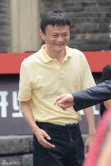 组图：冯小刚电影公社开街 众明星到场助阵